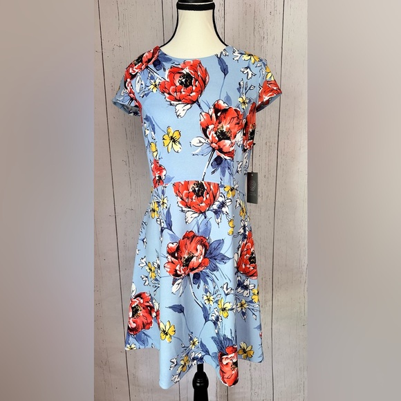 Vince Camuto Dresses & Skirts - NWT  Vince Camuto Women’s Floral Dress. Size M Back Zip